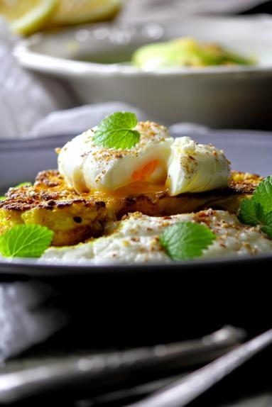 Zdjęcie - Stek z kalafiora z jajkiem w koszulce i sałatką z marynowanego ogórka - Przepisy kulinarne ze zdjęciami