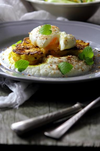 Zdjęcie - Stek z kalafiora z jajkiem w koszulce i sałatką z marynowanego ogórka - Przepisy kulinarne ze zdjęciami