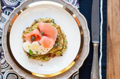 Zdjęcie - Cukiniowe placuszki z łososiem (na wielkanocne śniadanie) - Przepisy kulinarne ze zdjęciami