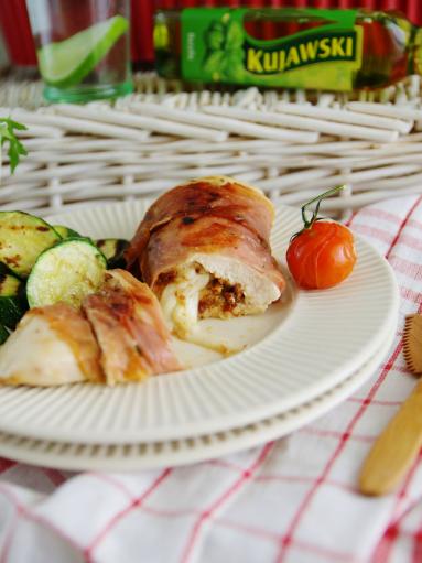 Zdjęcie - Grillowane piersi kurczaka z mozzarellą i pomidorami w kieszonce - Przepisy kulinarne ze zdjęciami