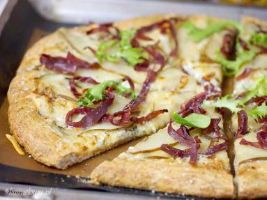 Zdjęcie - Pizza z bresaolą, gruszką i gorgonzolą / Bresaola, pear and gorgonzola pizza - Przepisy kulinarne ze zdjęciami
