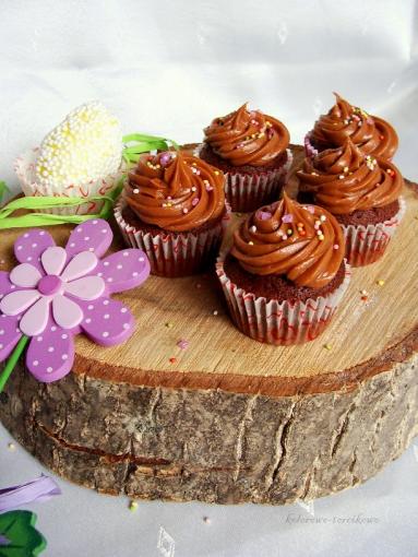 Zdjęcie - Babeczki czekoladowe z kremem orzechowym - Przepisy kulinarne ze zdjęciami
