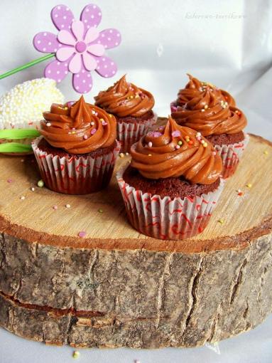 Zdjęcie - Babeczki czekoladowe z kremem orzechowym - Przepisy kulinarne ze zdjęciami
