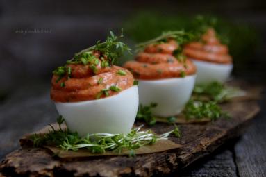 Zdjęcie - Jajka faszerowane papryką - Przepisy kulinarne ze zdjęciami