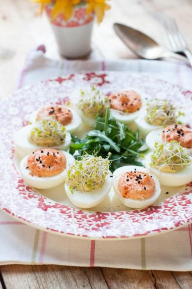 Zdjęcie - Faszerowane jajka- z pieczoną papryką oraz awokado i rukolą - Przepisy kulinarne ze zdjęciami