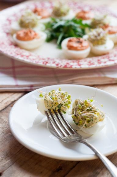 Zdjęcie - Faszerowane jajka- z pieczoną papryką oraz awokado i rukolą - Przepisy kulinarne ze zdjęciami