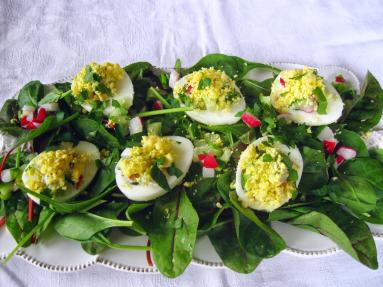Zdjęcie - Sałatka wiosenna z jajkami, młodym szpinakiem i rzodkiewką - Przepisy kulinarne ze zdjęciami