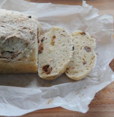 Zdjęcie - Chleb pszenno-orkiszowy z rodzynkami - Przepisy kulinarne ze zdjęciami