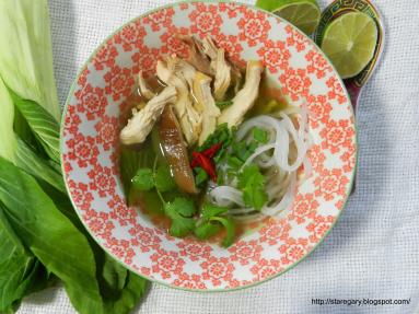 Zdjęcie - Zupa pho z kurczakiem z wolnowaru - Przepisy kulinarne ze zdjęciami