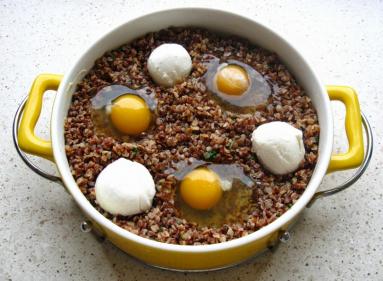 Zdjęcie - Kasza gryczana zapiekana z jajkami i mozzarellą - Przepisy kulinarne ze zdjęciami
