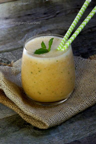 Zdjęcie - Smoothie z ananasa mango i melisy - Przepisy kulinarne ze zdjęciami