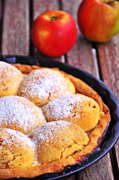Zdjęcie - Jabłka pod kruchym ciastem - Przepisy kulinarne ze zdjęciami