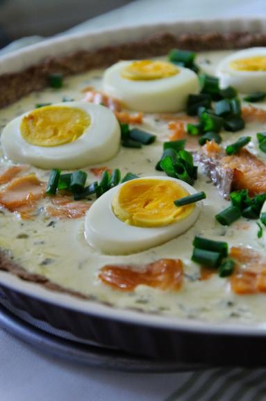 Zdjęcie - Razowa tarta z jajkiem i łososiem - Przepisy kulinarne ze zdjęciami