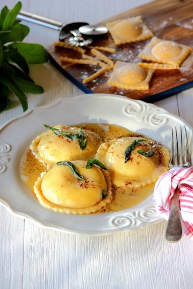 Zdjęcie - Ravioli z płynnym żółtkiem i palonym masłem szałwiowym - Przepisy kulinarne ze zdjęciami