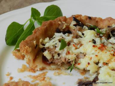 Zdjęcie - Małe tarty z karmelizowaną cebulą i tuńczykiem - Przepisy kulinarne ze zdjęciami