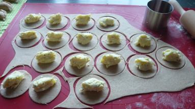Zdjęcie - Pierogi ruskie pełnoziarniste z majerankiem - Przepisy kulinarne ze zdjęciami