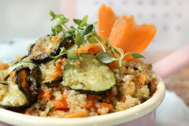 Zdjęcie - Komosa ryżowa z marchewką, cukinią i tymiankiem - Przepisy kulinarne ze zdjęciami