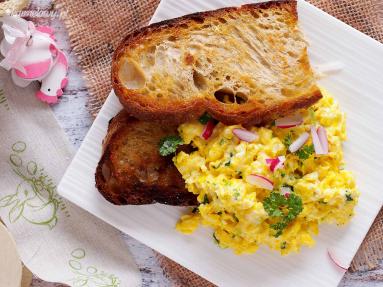 Zdjęcie - Jajecznica na tostach / Scrambled Eggs on Fried Bread - Przepisy kulinarne ze zdjęciami