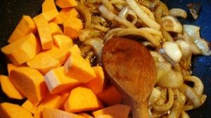 Zdjęcie - Potrawka ze słodkich ziemniaków i szpinaku - Przepisy kulinarne ze zdjęciami