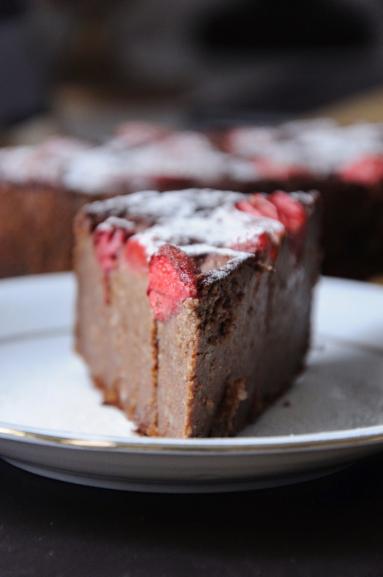 Zdjęcie - Czekoladowe ciasto jaglane z truskawkami - trochę sernik, trochę brownie :) - Przepisy kulinarne ze zdjęciami
