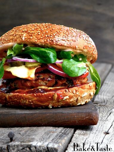 Zdjęcie - Burger z oscypkiem i żurawiną - Przepisy kulinarne ze zdjęciami