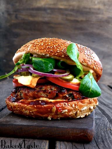 Zdjęcie - Burger z oscypkiem i żurawiną - Przepisy kulinarne ze zdjęciami
