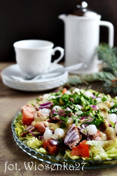 Zdjęcie - Sałatka z tuńczykiem i marynowaną cebulką - Przepisy kulinarne ze zdjęciami