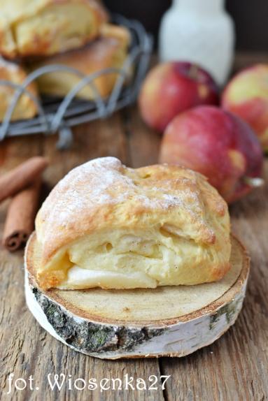 Zdjęcie - Drożdżówki z jabłkami i cynamonowym serkiem - Przepisy kulinarne ze zdjęciami