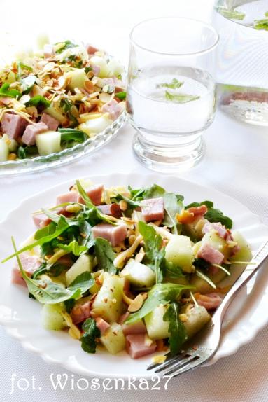 Zdjęcie - Letnia sałatka z szynką i melonem - Przepisy kulinarne ze zdjęciami