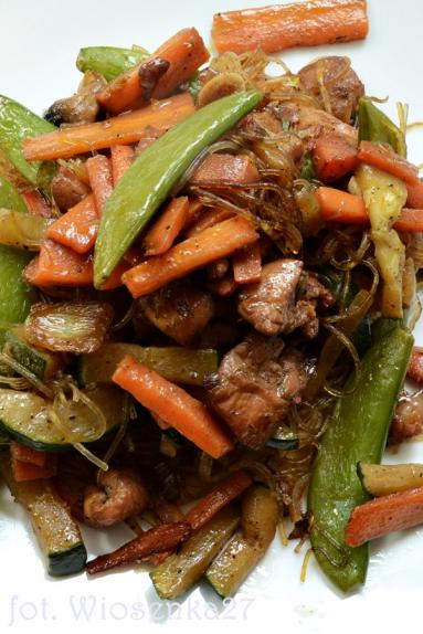 Zdjęcie - Makaron smażony z warzywami - Przepisy kulinarne ze zdjęciami