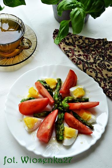 Zdjęcie - Sałatka ze szparagami - Przepisy kulinarne ze zdjęciami