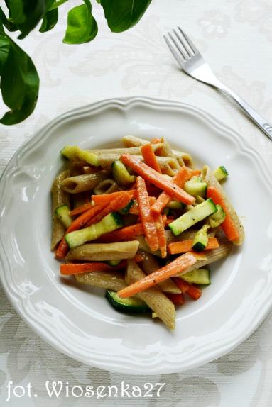 Zdjęcie - Czosnkowy makaron z warzywami - Przepisy kulinarne ze zdjęciami