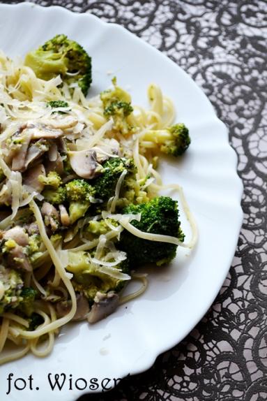 Zdjęcie - Makaron z pieczarkami i brokułami - Przepisy kulinarne ze zdjęciami