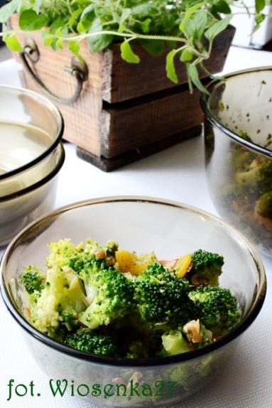 Zdjęcie - Sałatka brokułowa z orzechami - Przepisy kulinarne ze zdjęciami
