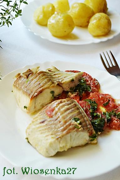 Zdjęcie - Ryba pieczona z pomidorami - Przepisy kulinarne ze zdjęciami
