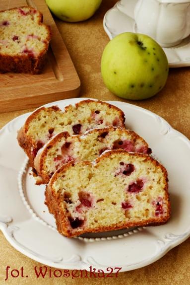 Zdjęcie - Wilgotne ciasto z jabłkami i żurawiną - Przepisy kulinarne ze zdjęciami