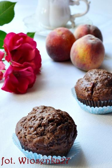 Zdjęcie - Muffinki kakaowe z brzoskwiniami - Przepisy kulinarne ze zdjęciami