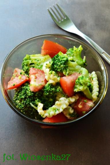 Zdjęcie - Sałatka makaronowa z pomidorami i brokułem - Przepisy kulinarne ze zdjęciami