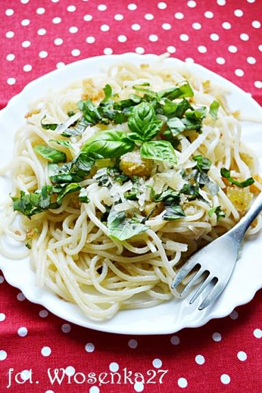 Zdjęcie - Spaghetti con la mollica ed il basilio - Przepisy kulinarne ze zdjęciami