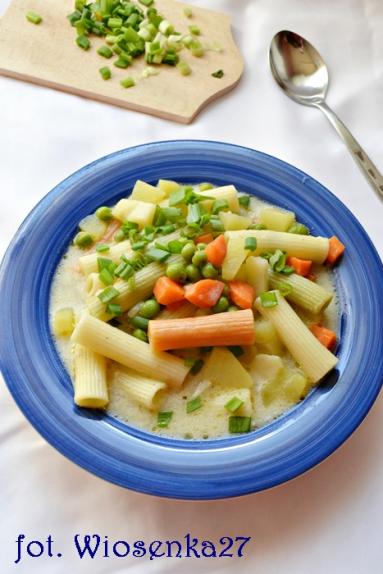 Zdjęcie - Zupa z zielonym groszkiem i kolorowym makaronem - Przepisy kulinarne ze zdjęciami