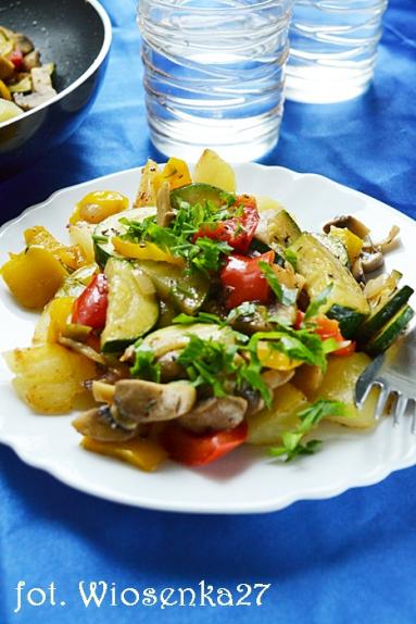 Zdjęcie - Młode ziemniaki smażone z warzywami - Przepisy kulinarne ze zdjęciami