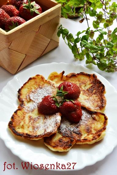 Zdjęcie - Racuchy serowe z truskawkami - Przepisy kulinarne ze zdjęciami