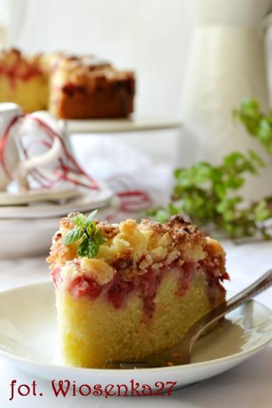 Zdjęcie - Ucierane ciasto z marcepanem, truskawkami i kruszonką - Przepisy kulinarne ze zdjęciami