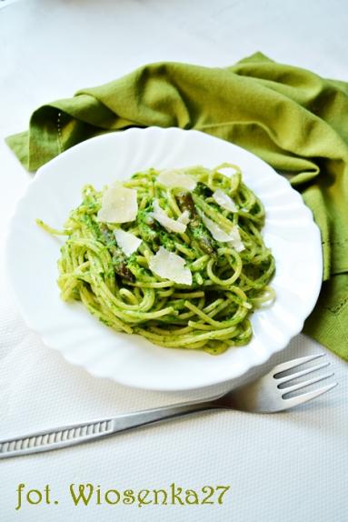 Zdjęcie - Spaghetti z pesto ze szparagów i rukoli - Przepisy kulinarne ze zdjęciami