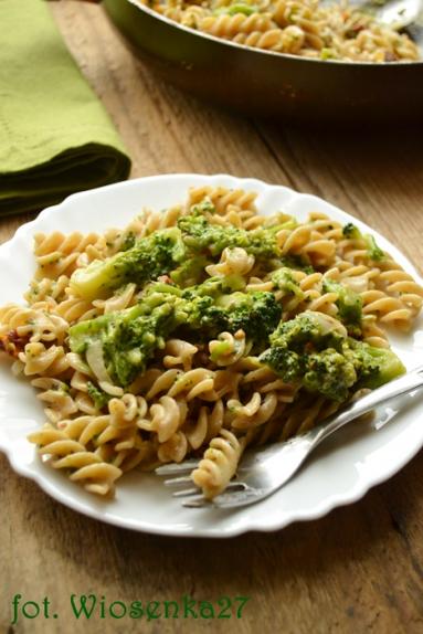 Zdjęcie - Makaron z brokułami i suszonymi pomidorami - Przepisy kulinarne ze zdjęciami
