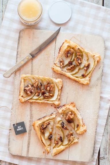 Zdjęcie - Ciastka francuskie z jabłkami w miodzie i orzechami - Przepisy kulinarne ze zdjęciami