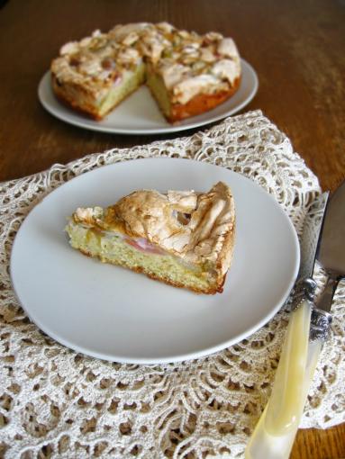 Zdjęcie - Ciasto z rabarbarową bezą - Przepisy kulinarne ze zdjęciami