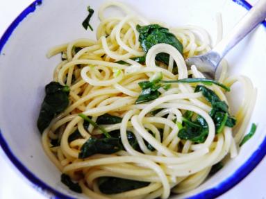 Zdjęcie - Mega proste i szybkie - spaghetti ze szpinakiem i dymką - Przepisy kulinarne ze zdjęciami