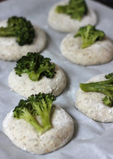Zdjęcie - Bułeczki z brokułami na zakwasie - Przepisy kulinarne ze zdjęciami
