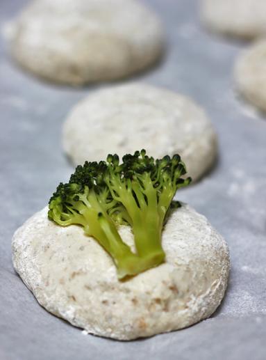 Zdjęcie - Bułeczki z brokułami na zakwasie - Przepisy kulinarne ze zdjęciami